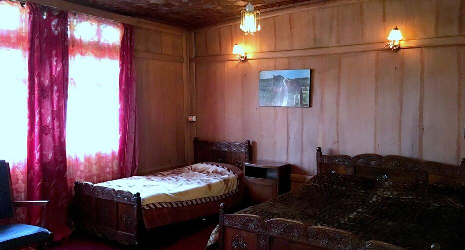 Houseboat by Ashoka, Srinagar 4